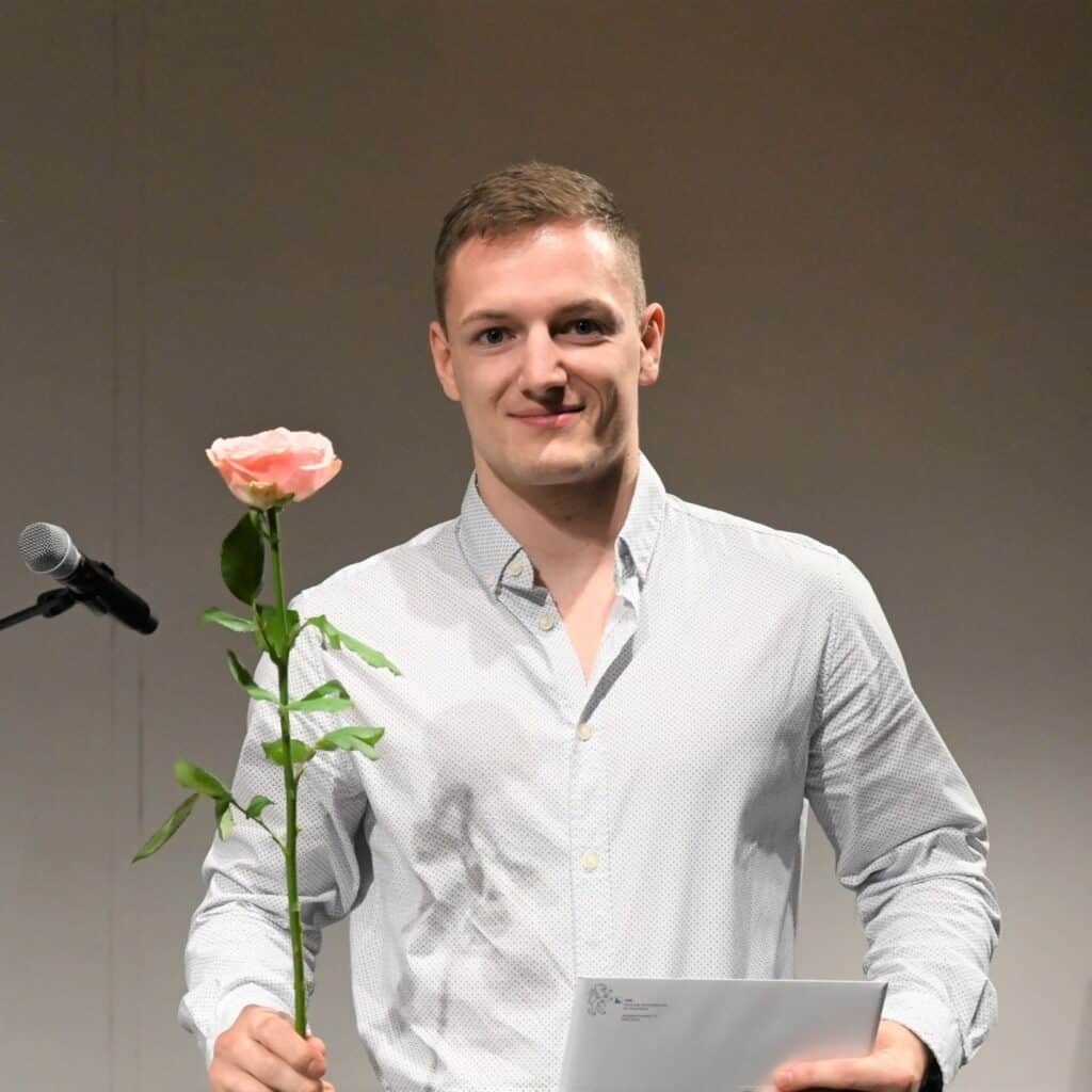 Simon Niklaus with a certificate